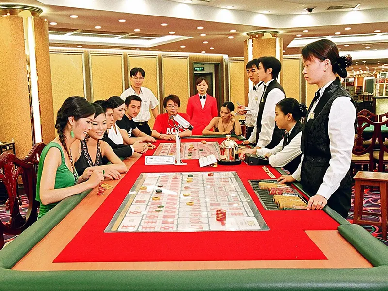 Không gian sảnh cổ điển – nơi hàng nghìn du khách quốc tế từng thử vận may
